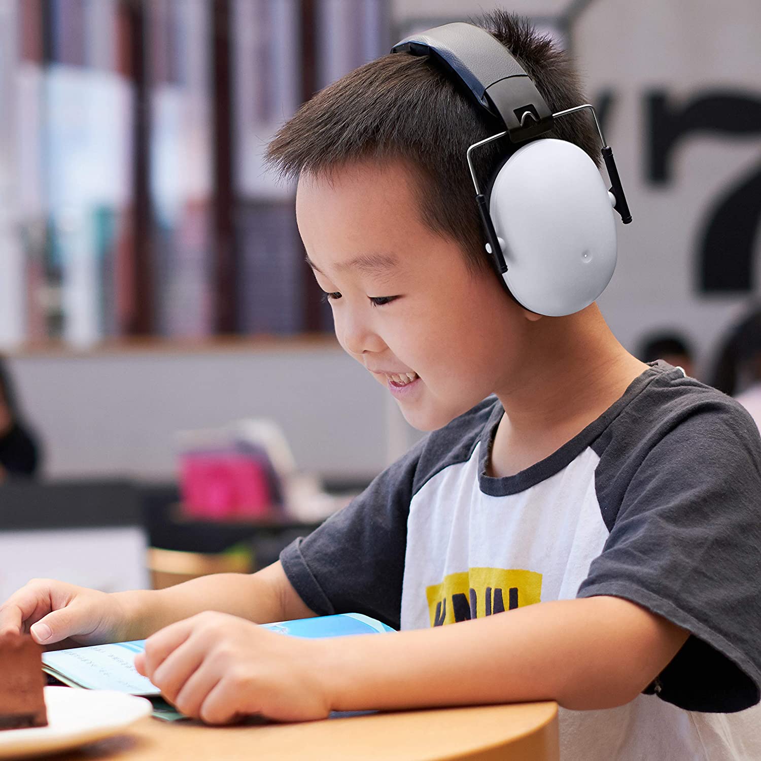 🎧 Noise-Canceling Kids Ear-Protection Headset – Comfortable & Adjustable Hearing Protection